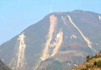 Появились крупные иероглифы «青川» (Цинчуань) в горах - название уезда Цинчуань, который сильно пострадал от землетрясения