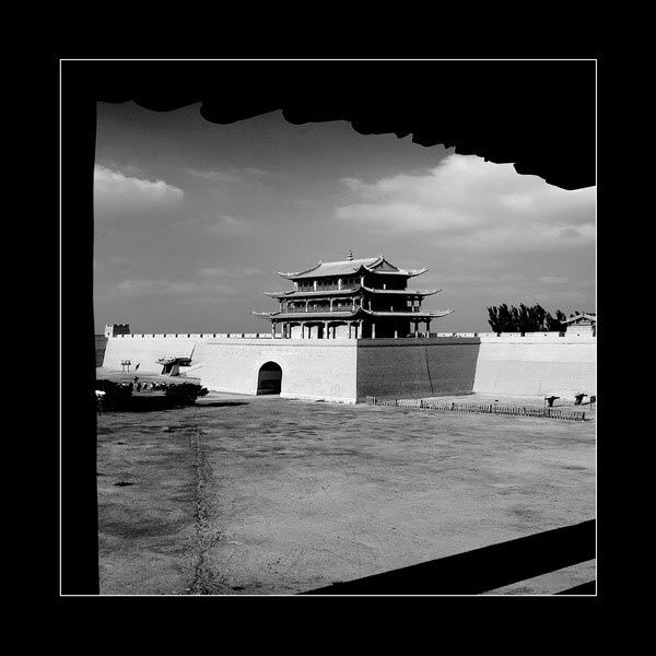 Сооружения древнего стиля в черно-белом
