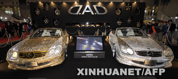 9 января на трехдневном Токийском автосалоне 2009 года два автомобиля марки «Фольксваген» модели SL600 привлекли большое внимание посетителей. Они украшены 300 тысячами кристаллов хрусталя.