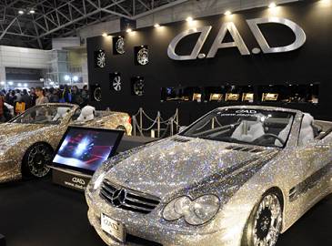 9 января на трехдневном Токийском автосалоне 2009 года два автомобиля марки Фольксваген модели SL600 привлекли большое внимание посетителей. Они украшены 300 тысяч кристаллов хрусталя.