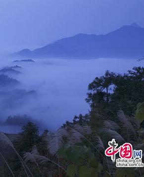 Очаровательные горы Сунъюньшань в тумане
