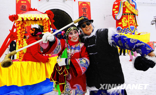 Оживленная традиционная ярмарка в городе Шэньян провинции Ляонин 