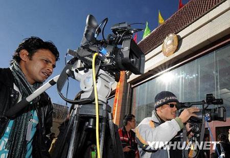 Иностранные журналисты на сессии НПКС Тибетского автономного района