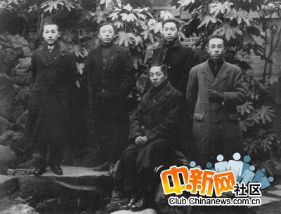 Фотографии в честь первого премьера КНР Чжоу Эньлая 3