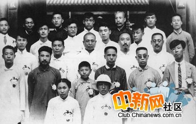 Фотографии в честь первого премьера КНР Чжоу Эньлая 5