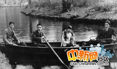 Фотографии в честь первого премьера КНР Чжоу Эньлая 7