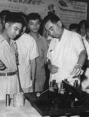 Фотографии в честь первого премьера КНР Чжоу Эньлая 38