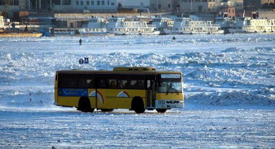 По льду реки Хэйлунцзян открыто пассажирское и грузовое автотранспортное сообщение 