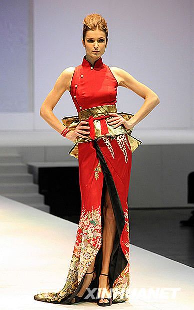 Красивые модели на фестивале модной одежды в ОАР Сянган