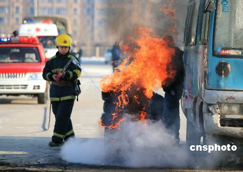 Проведение антитеррористических учений в г. Инин Синьцзяна 