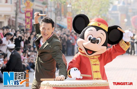 Чжан Сюею вместе с Микки Маусом поздравили жителей и гостей Китая с праздником Весны 1