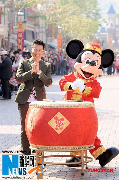 Чжан Сюею вместе с Микки Маусом поздравили жителей и гостей Китая с праздником Весны 2