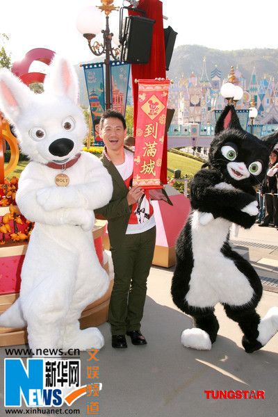 Чжан Сюею вместе с Микки Маусом поздравили жителей и гостей Китая с праздником Весны 3
