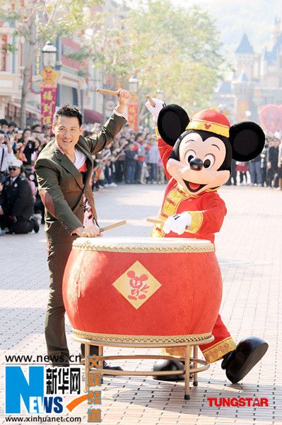 Чжан Сюею вместе с Микки Маусом поздравили жителей и гостей Китая с праздником Весны 4