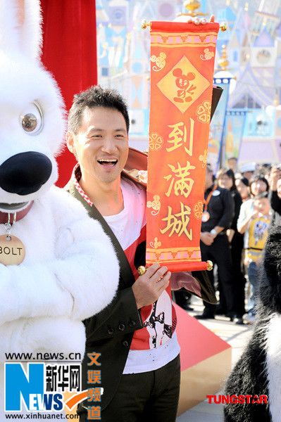 Чжан Сюею вместе с Микки Маусом поздравили жителей и гостей Китая с праздником Весны 5