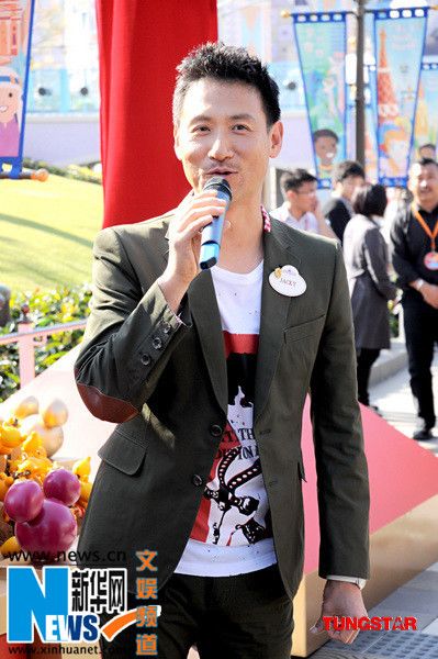 Чжан Сюею вместе с Микки Маусом поздравили жителей и гостей Китая с праздником Весны 6