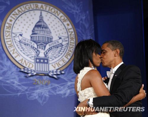 Барак Обама с супругой танцуют на балу