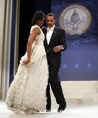 Барак Обама с супругой танцуют на балу