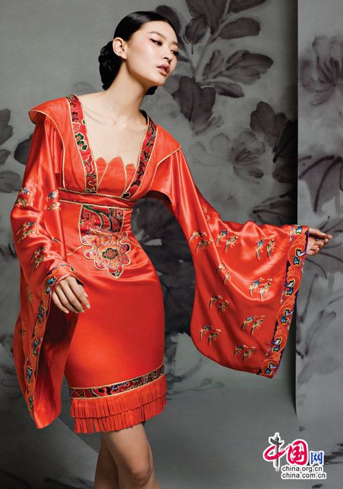 Демонстрация роскошной китайской одежды бренда «NE•TIGER» из коллекции 2009 года 12