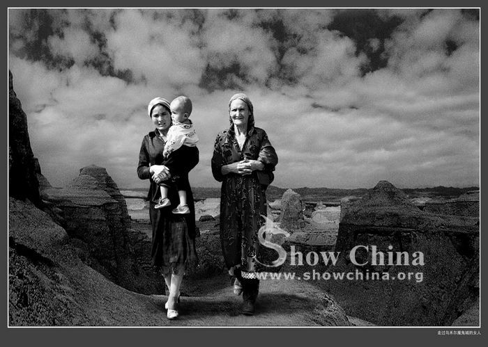 Люди с запада Китая в черно-белых снимках