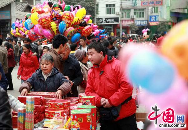 Пострадавшие от землетрясения жители уезда Ханьюань с радостью встречают Праздник Весны 1