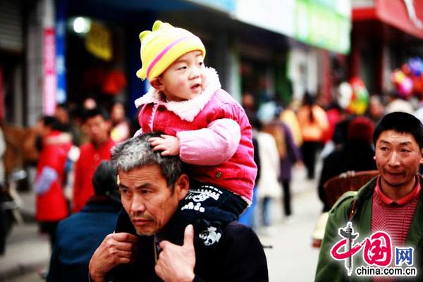 Пострадавшие от землетрясения жители уезда Ханьюань с радостью встречают Праздник Весны 2
