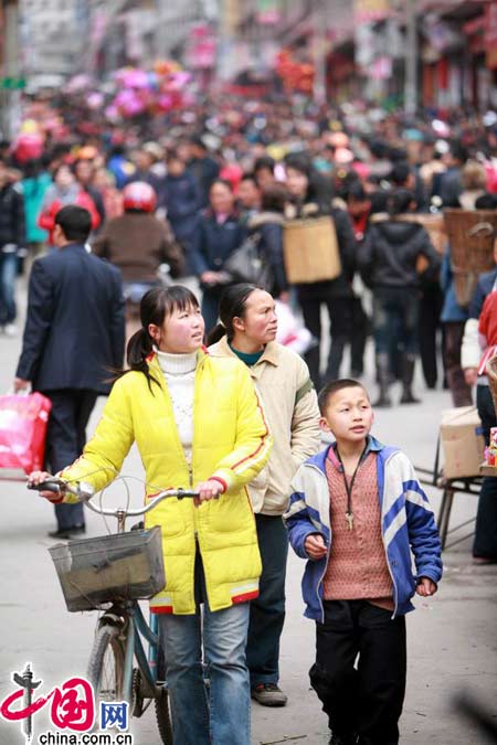 Пострадавшие от землетрясения жители уезда Ханьюань с радостью встречают Праздник Весны 6