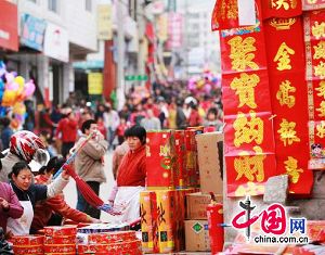 Пострадавшие от землетрясения жители уезда Ханьюань с радостью встречают Праздник Весны