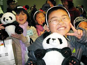 Подаренные Тайваню материковой частью Китая большие панды впервые предстали перед посетителями