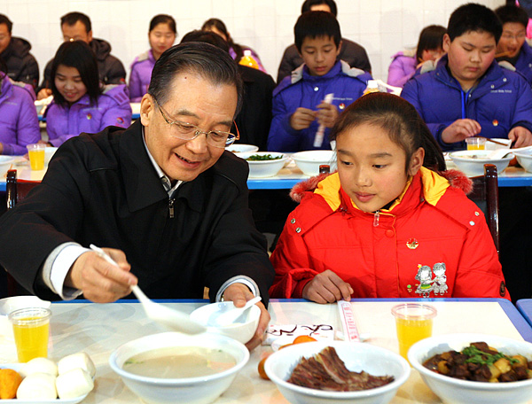 Премьер Госсовета КНР Вэнь Цзябао в дни праздника Весны посетил пострадавшие от землетрясения районы пров. Сычуань 