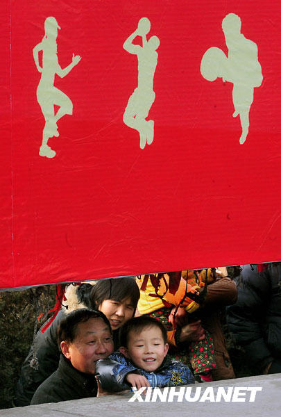 В городе Чжэнчжоу провинции Хэнань ученики из школы ушу демонстрируются свое кунфу во время Праздника Весны.
