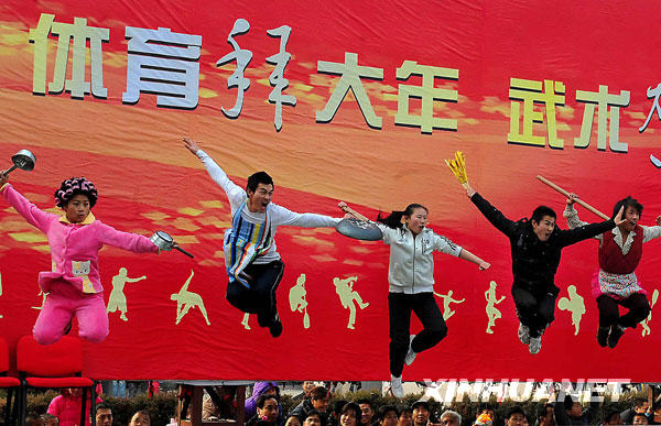 В городе Чжэнчжоу провинции Хэнань ученики из школы ушу демонстрируются свое кунфу во время Праздника Весны.