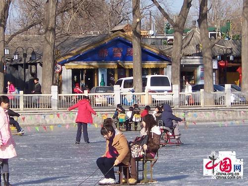 В этом году ледяные велосипеды принесли свежую радость и для детей, и для молодых людей в Пекине.