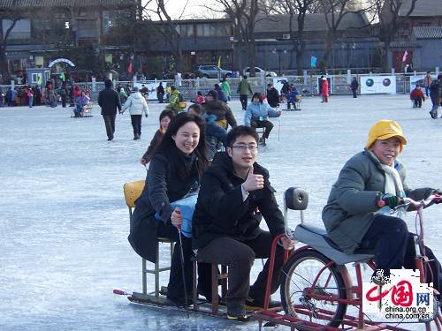 В этом году ледяные велосипеды принесли свежую радость и для детей, и для молодых людей в Пекине.