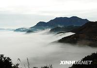Горы Косаншань провинции Чжэцзян в тумане