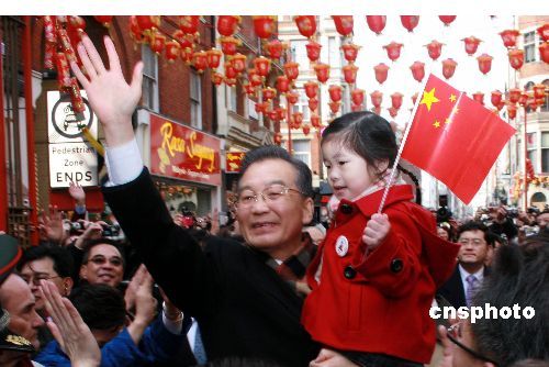 Премьер Госсовета КНР Вэнь Цзябао поздравил китайцев в Лондоне с новогодними праздниками 1