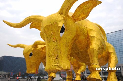 Фонари в виде быков на Праздник Фонарей (15 января по китайскому лунному календарю)