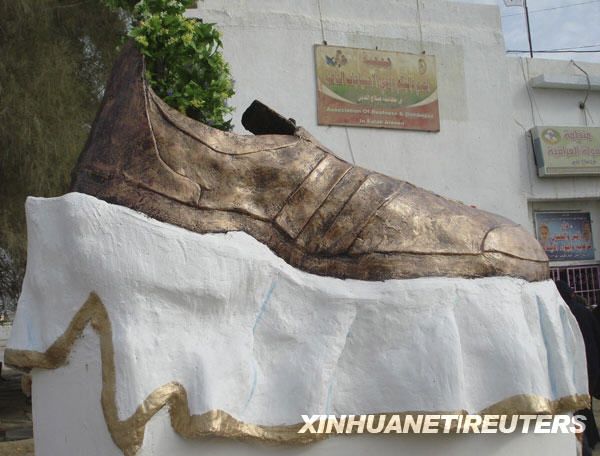 Скульптура в виде туфля в Ираке 