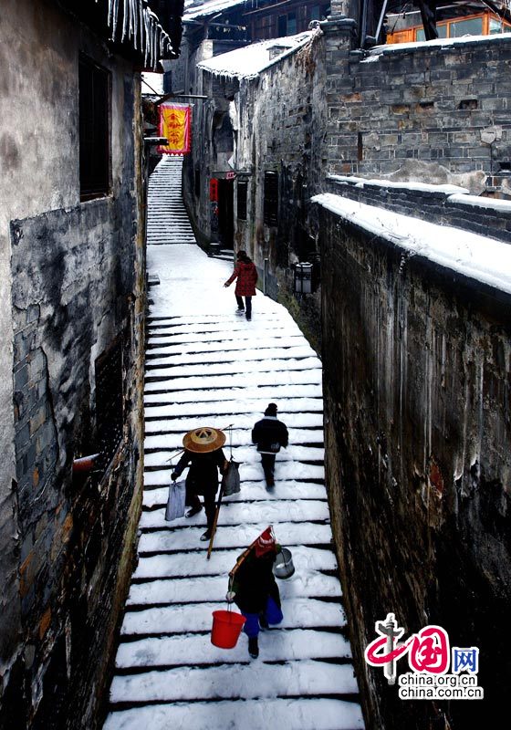 Древний торговый городок Хунцзян провинции Хунань, покрытый снегом