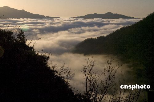 Величественное море облаков в горах Хуаншань 