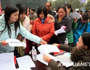 Ярмарки вакансий для рабочих-мигрантов с сельской пропиской в разных районах Китая