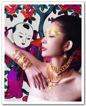 С древности нефрит и золото любимы китайцами. Особенно в течение Праздника Весны украшения из нефрита и золота являются символом счастья и богатства.