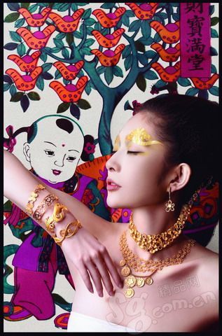 С древности нефрит и золото любимы китайцами. Особенно в течение Праздника Весны украшения из нефрита и золота являются символом счастья и богатства.