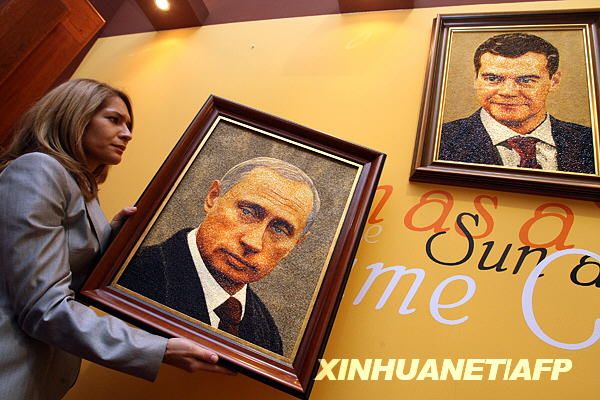 Янтарные портреты Владимира Путина и Дмитрия Медведева 
