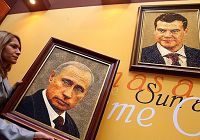 Янтарные портреты Владимира Путина и Дмитрия Медведева
