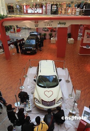 Модный автомобиль из белого шоколада в честь Дня Святого Валентина 