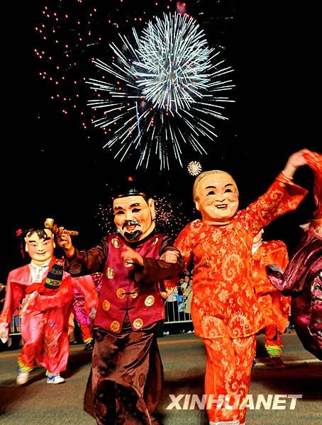 Праздничная атмосфера в разных местах Китая по случаю праздника Фонарей 