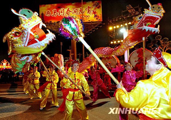 Праздничная атмосфера в разных местах Китая по случаю праздника Фонарей 