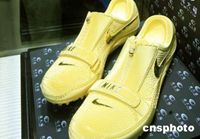 «Золотые» туфли для бега Лю Сяна выставлены в Сянгане