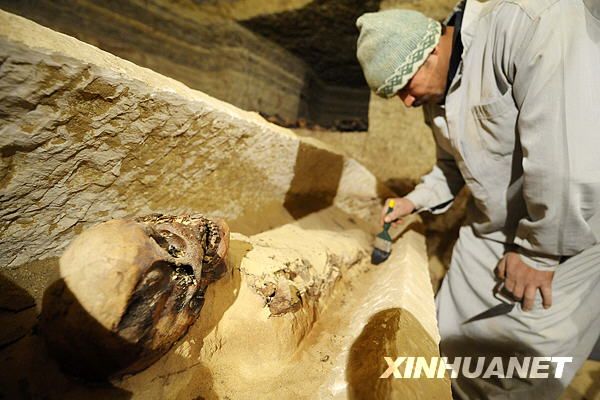 Египетские археологи вскрыли каменный саркофаг для исследования мумии 1